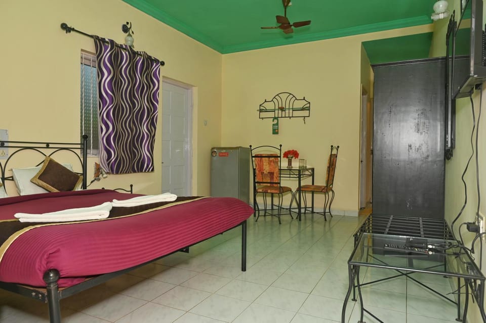 Bed, TV and multimedia, Photo of the whole room, Bedroom, wardrobe, air conditioner