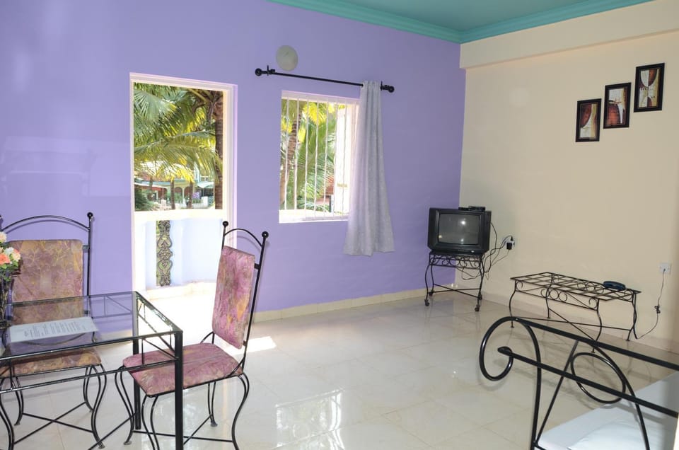 TV and multimedia, Living room, Seating area, Garden view, Street view, Street view, Quiet street view