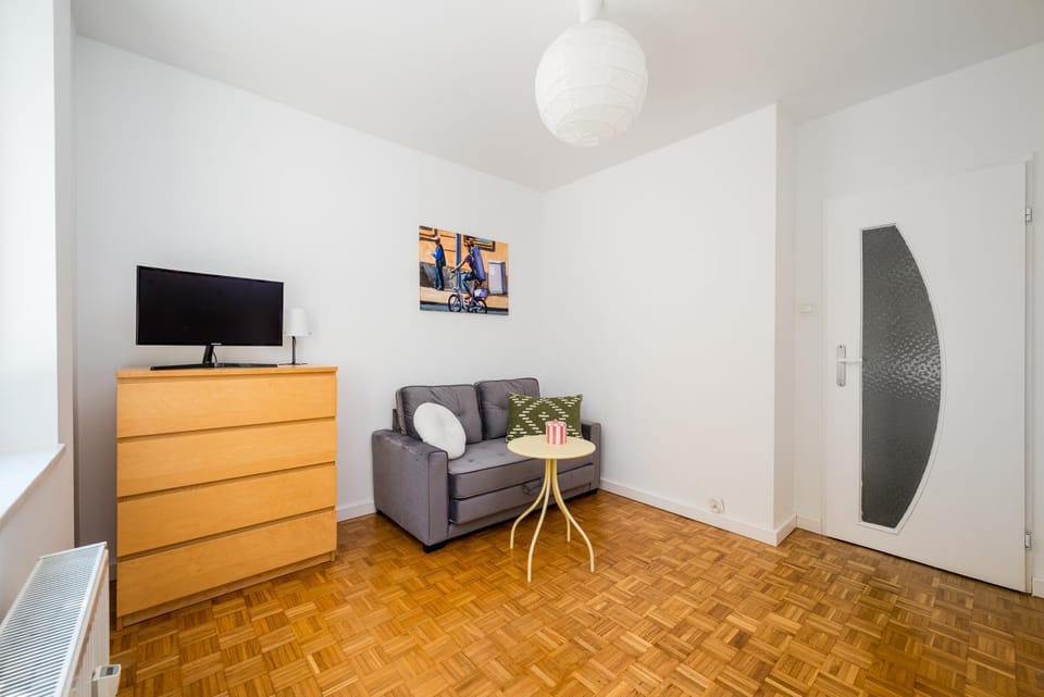 Communal lounge/ TV room, TV and multimedia, Living room, Seating area, Evening entertainment