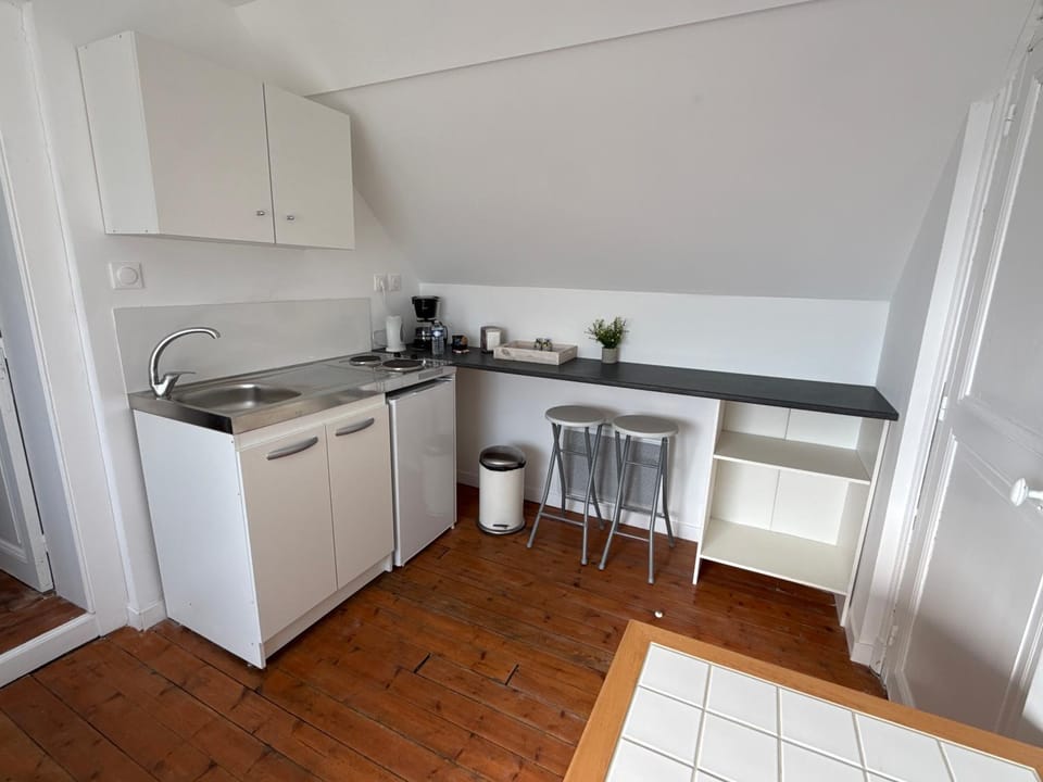 Coffee/tea facilities, Kitchen or kitchenette, Dining area, stove