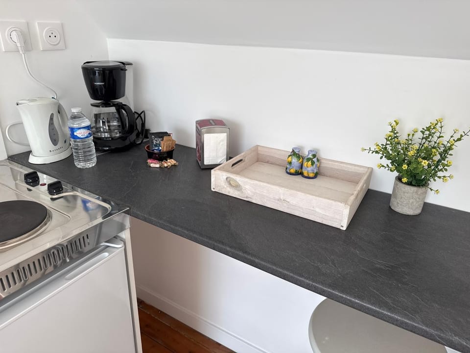 Coffee/tea facilities, Kitchen or kitchenette, stove