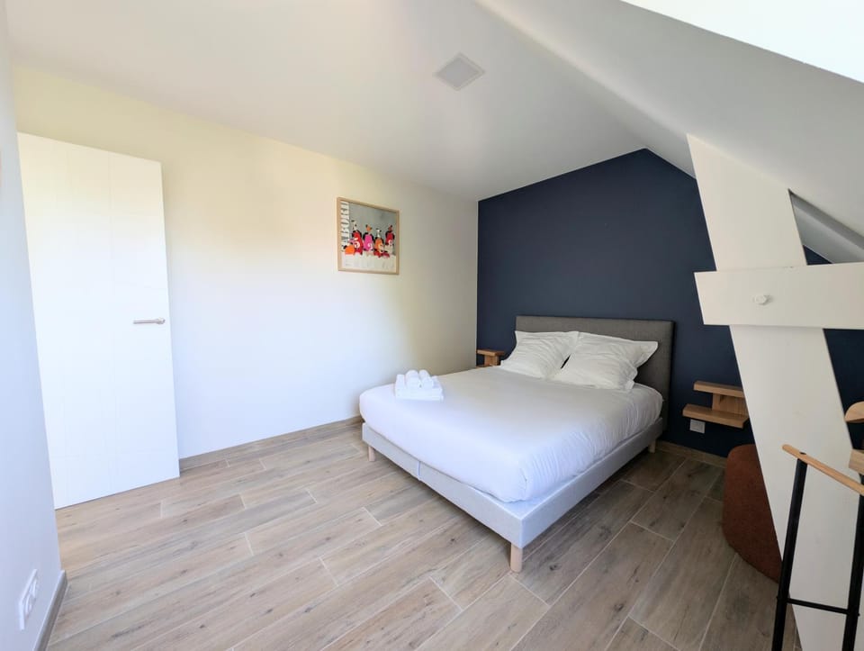 Bed, Photo of the whole room, Bedroom