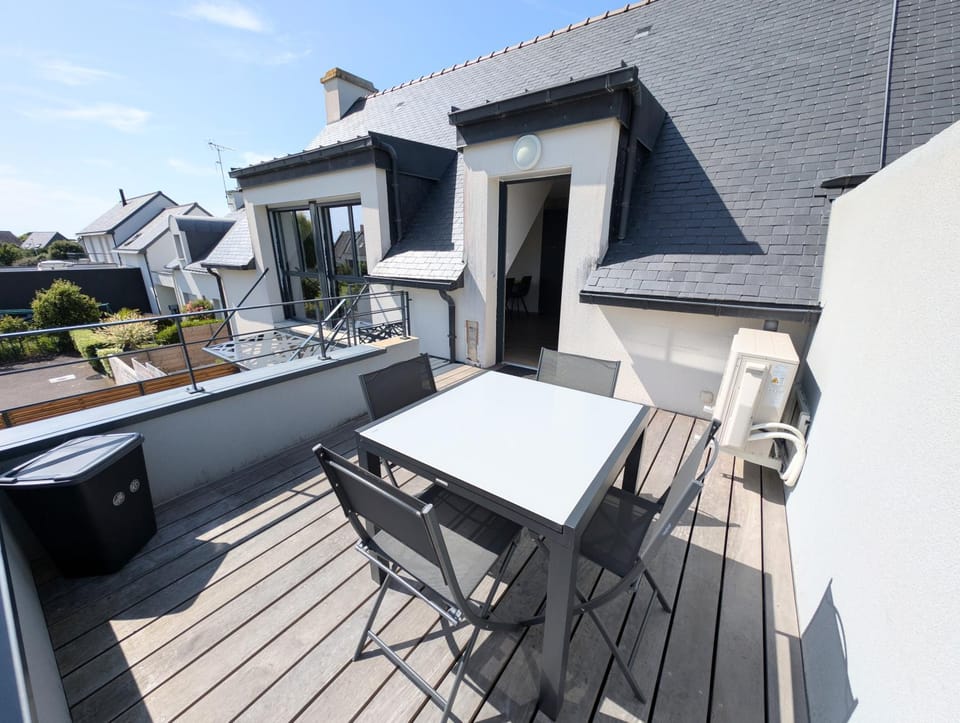 Property building, Balcony/Terrace, Dining area