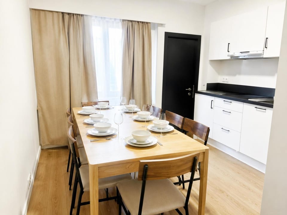 Kitchen or kitchenette, Dining area
