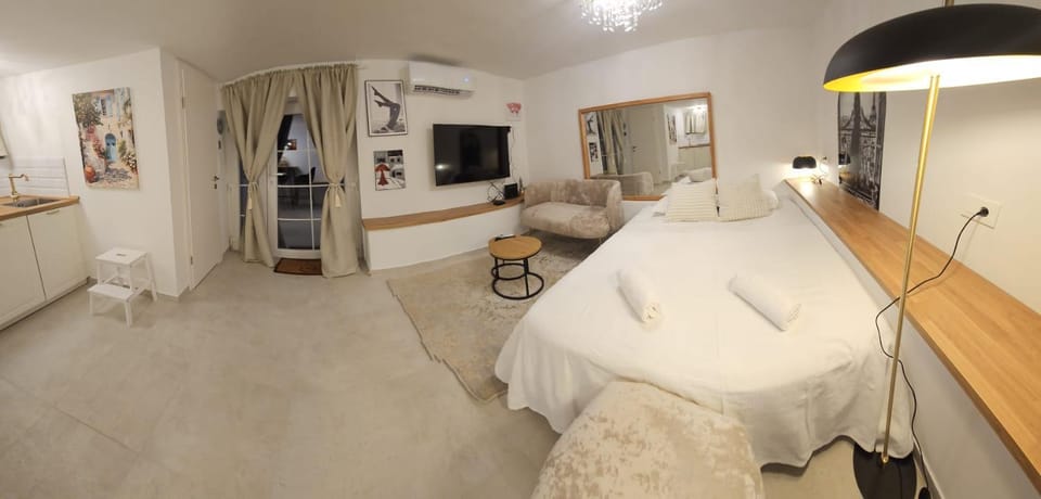 Bed, TV and multimedia, Living room, Seating area