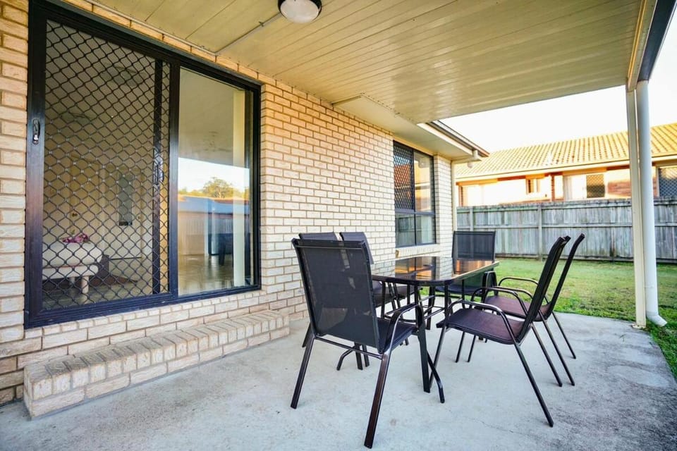 2mins to shops 3bath 4queen bed 6aircon House in Brisbane