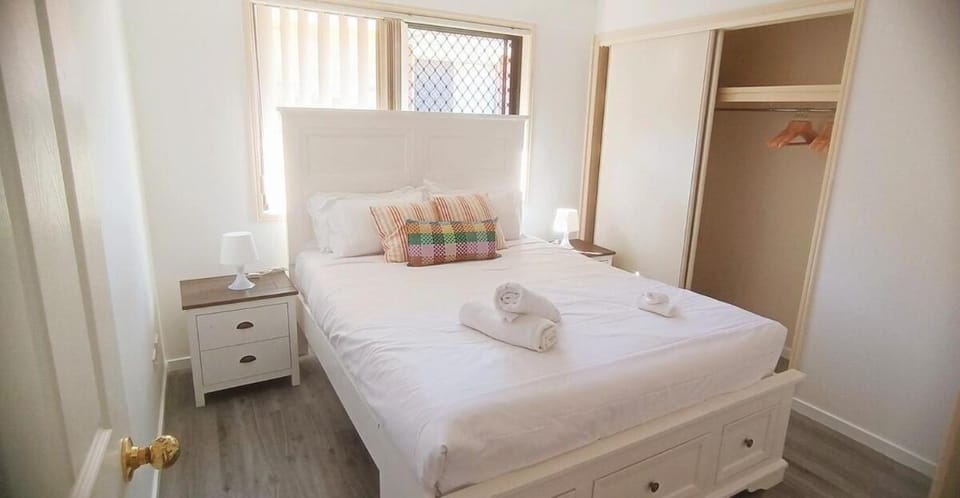 2mins to shops 3bath 4queen bed 6aircon House in Brisbane