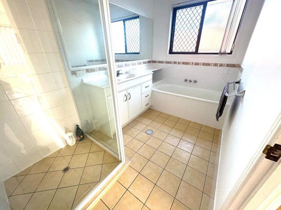 2mins to shops 3bath 4queen bed 6aircon House in Brisbane
