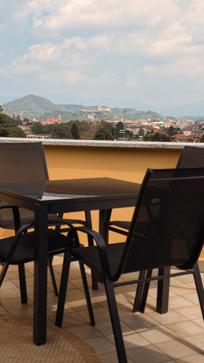 La Fronda - Attic with Terrace and Lake View Apartment in Arona