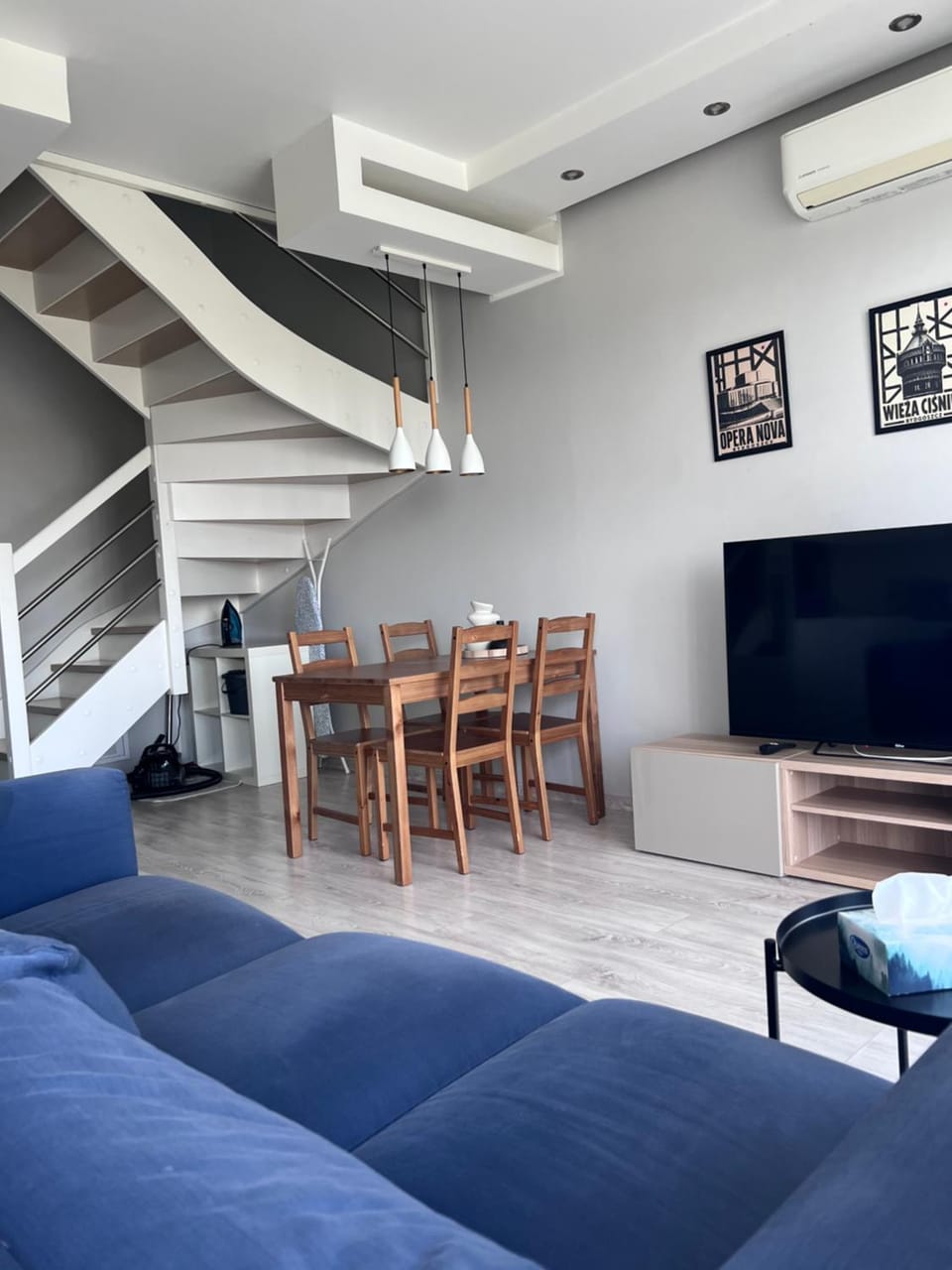 TV and multimedia, Living room, Seating area, Dining area