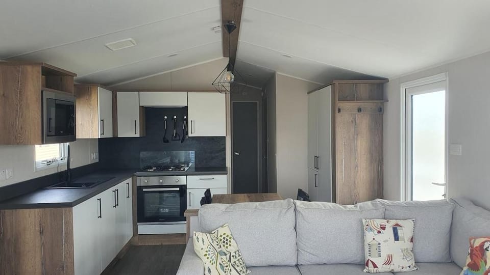 Kitchen or kitchenette, Dining area, oven