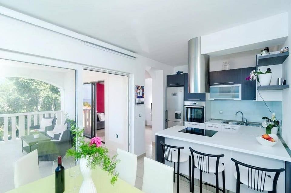 Kitchen or kitchenette, Dining area
