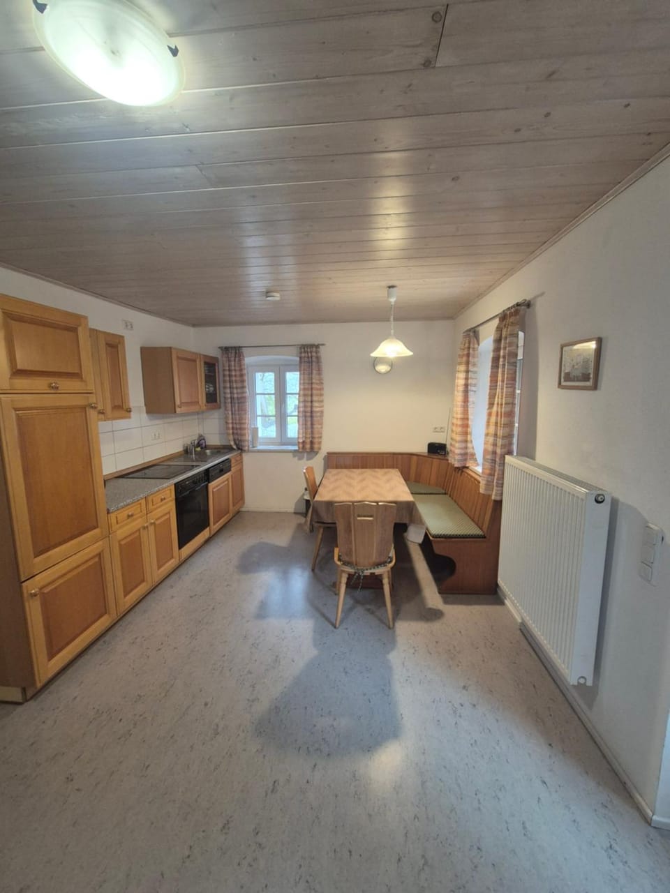 Kitchen or kitchenette, Dining area, oven
