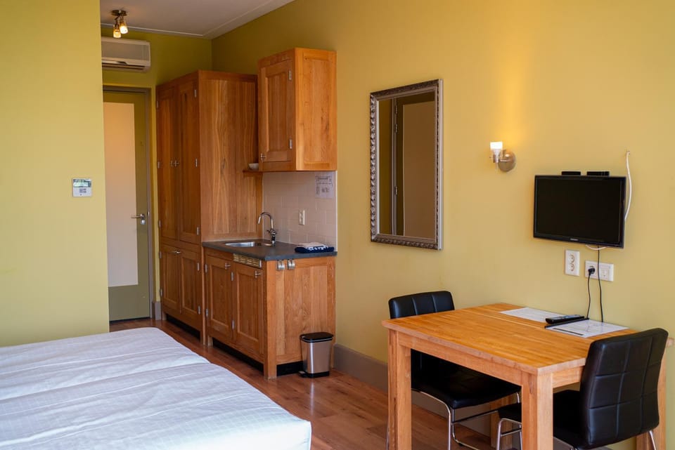 Bed, Photo of the whole room, air conditioner