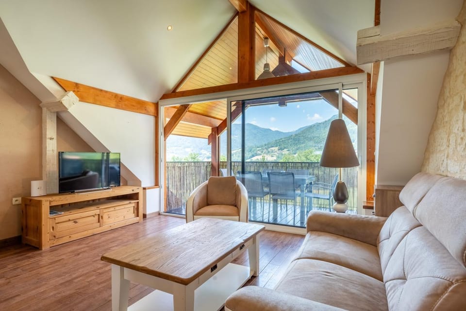 Communal lounge/ TV room, Natural landscape, TV and multimedia, Living room, Seating area, Mountain view