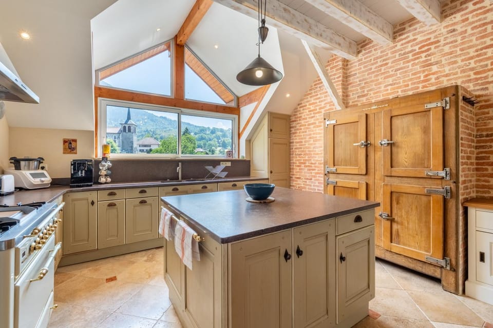 Kitchen or kitchenette, dishwasher, stove