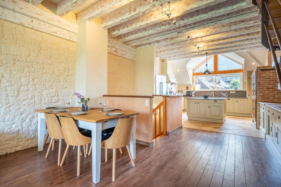 Kitchen or kitchenette, Living room, Seating area, Dining area