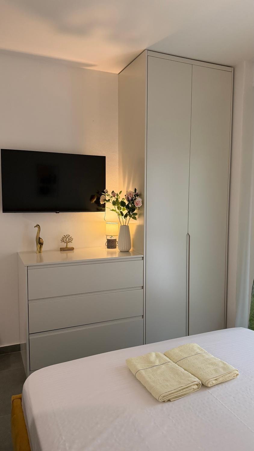 Bed, TV and multimedia, Photo of the whole room, Bedroom, towels