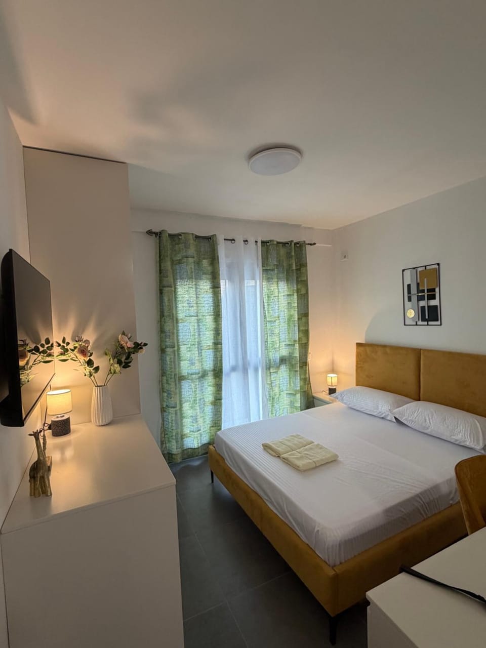 Bed, TV and multimedia, Photo of the whole room, Bedroom, towels
