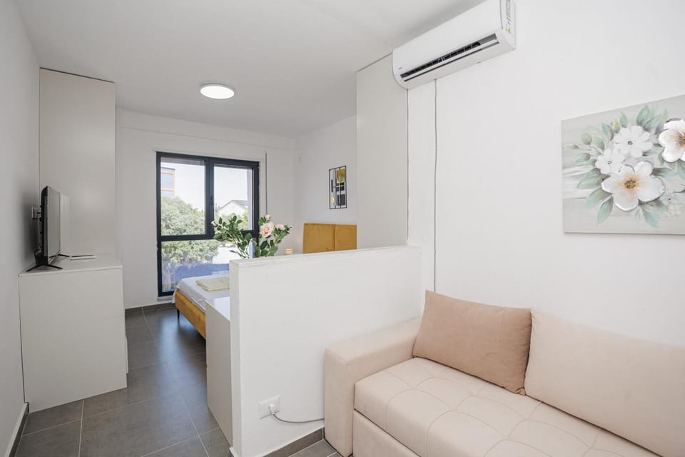 TV and multimedia, Living room, Seating area, air conditioner