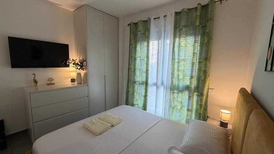 Bed, TV and multimedia, Bedroom, towels