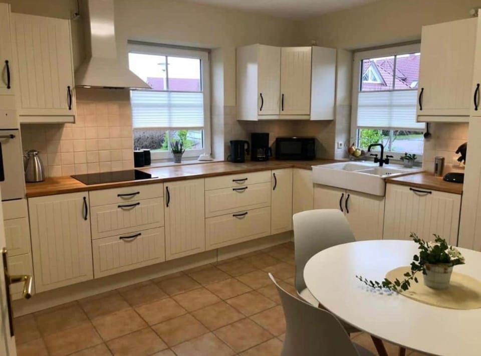 Kitchen or kitchenette, Dining area, dishwasher, stove