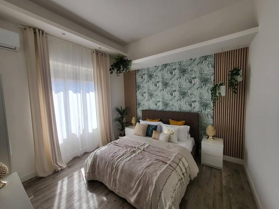 Photo of the whole room, Bedroom, air conditioner