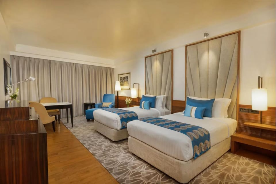 Bed, Living room, Photo of the whole room, Seating area, Bedroom