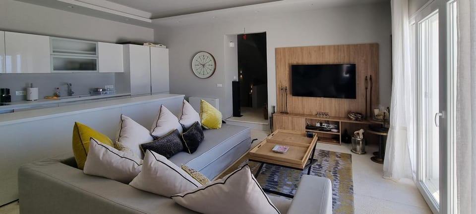 Kitchen or kitchenette, Seating area