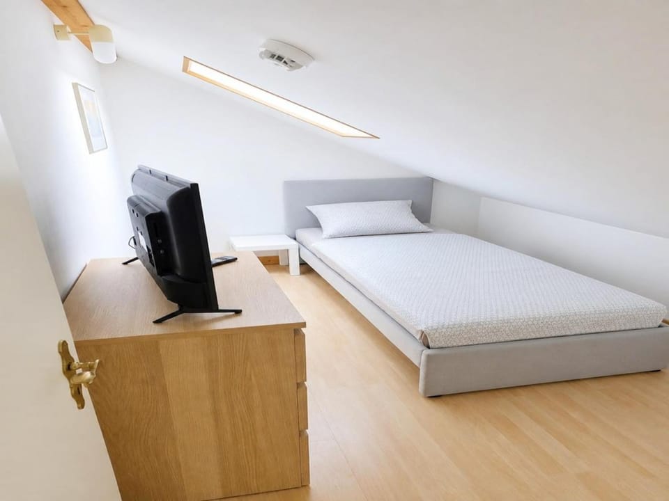 Bed, TV and multimedia, Bedroom