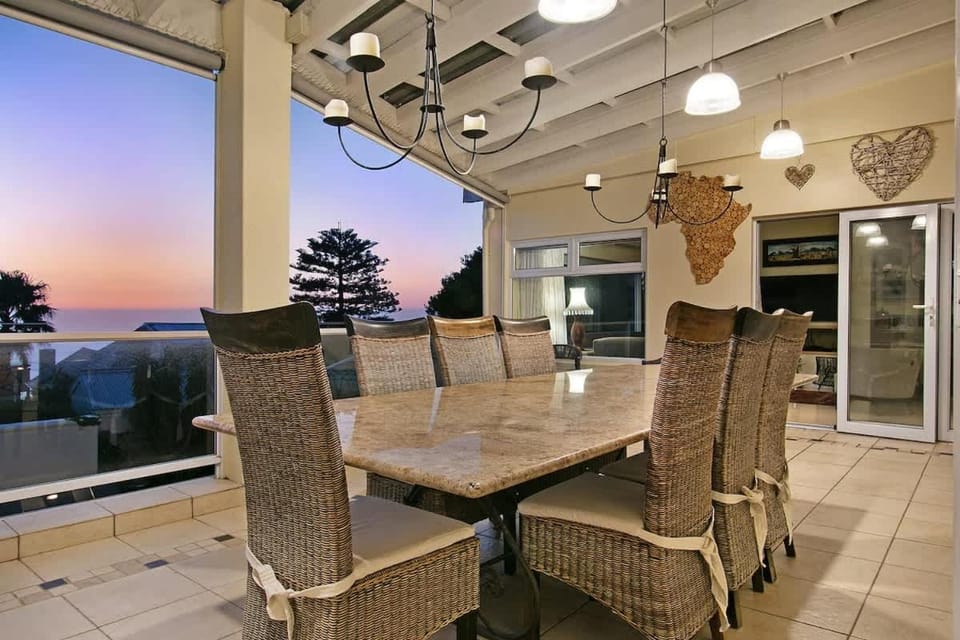 Merridew - Walking distance to Camps Bay Beach House in Camps Bay