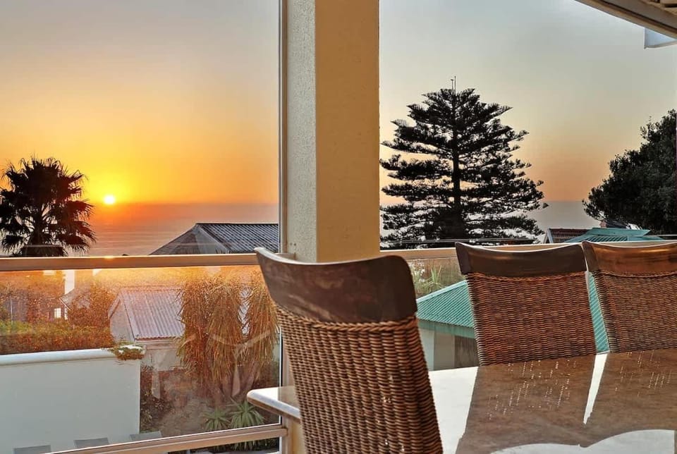 Merridew - Walking distance to Camps Bay Beach House in Camps Bay
