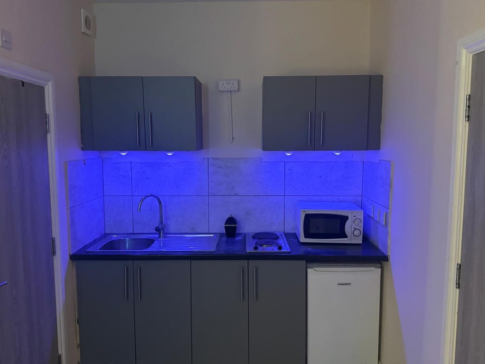 Southall Studio by Elizabeth Line & Heathrow Apartment in Southall