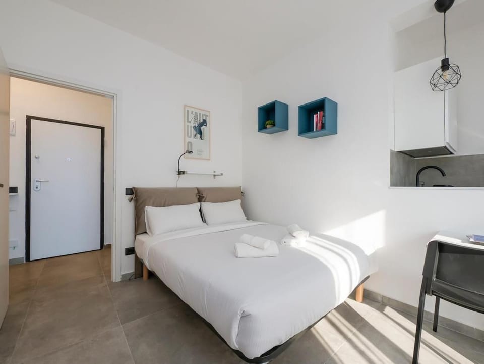 Quiet and bright studio apt with a balcony and AC Apartment in Milan