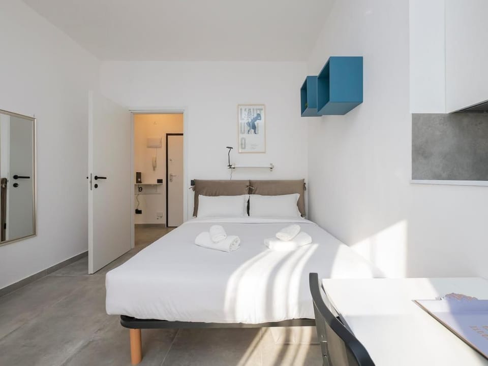 Quiet and bright studio apt with a balcony and AC Apartment in Milan