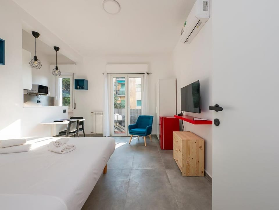Quiet and bright studio apt with a balcony and AC Apartment in Milan