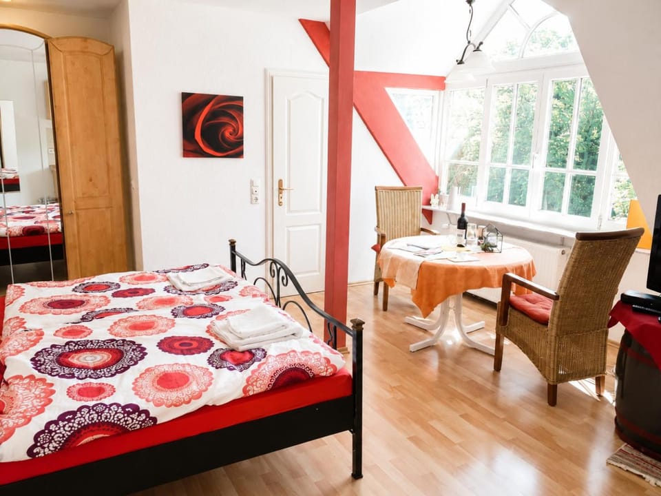 Bed, Dining area