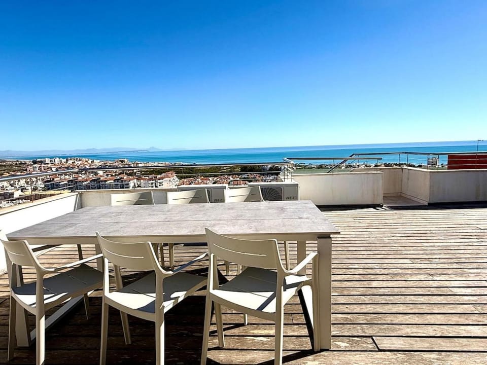 Rooftop Escape-Sea View Retreat, Torrevieja Apartment in Torrevieja