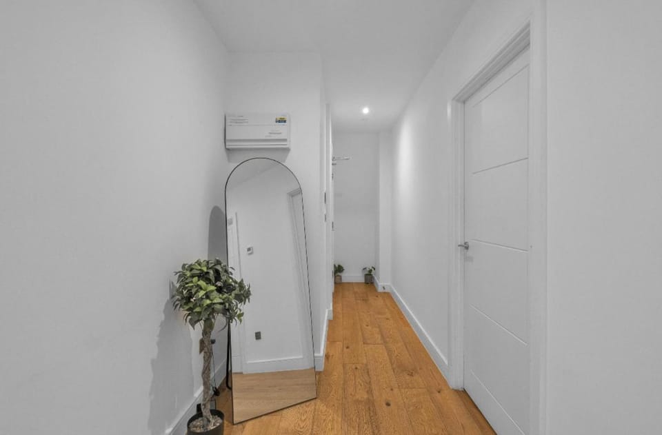Contractor Friendly 2Bedroom Flat in Canada Water free parking and WiFi Apartment in London Borough of Southwark