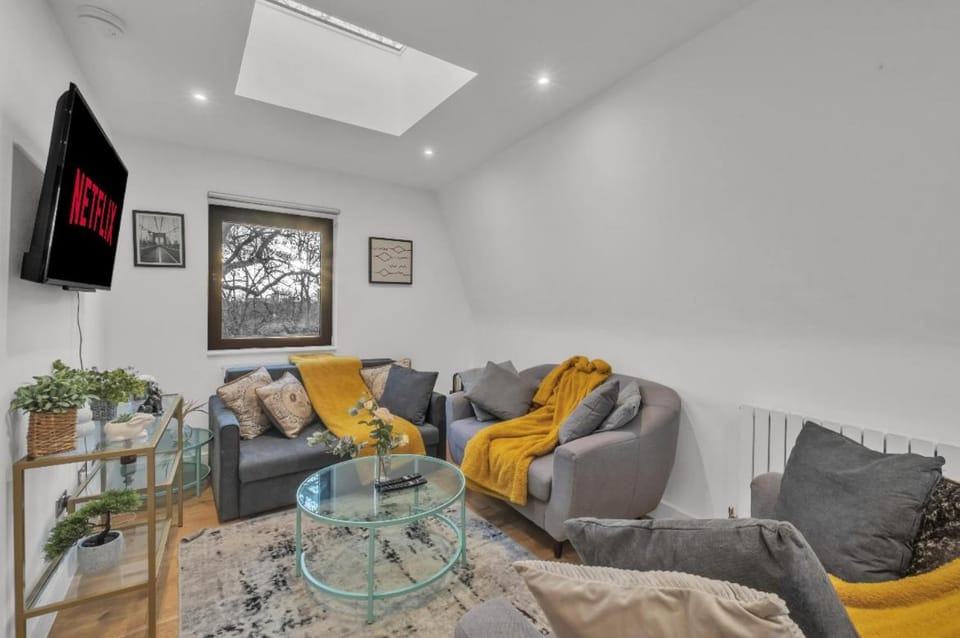 Contractor Friendly 2Bedroom Flat in Canada Water free parking and WiFi Apartment in London Borough of Southwark