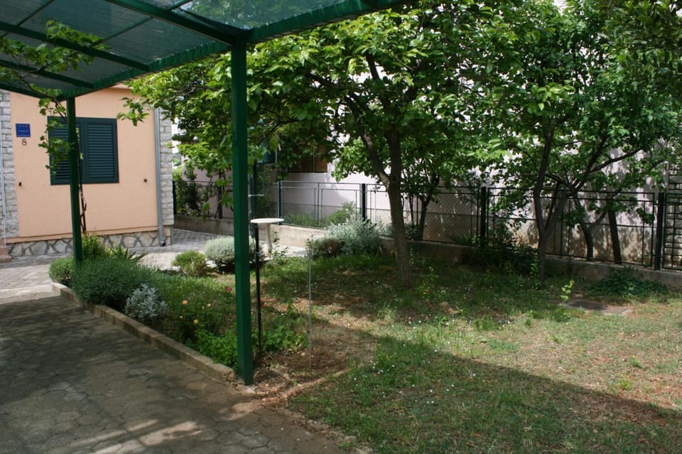 Location, children, Family