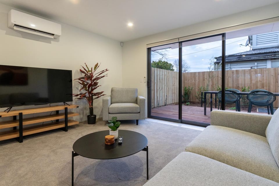 TV and multimedia, Living room, Seating area, air conditioner