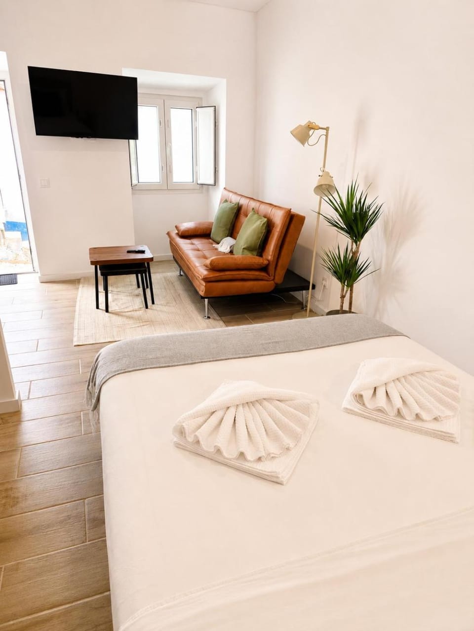 Bed, TV and multimedia, Bedroom