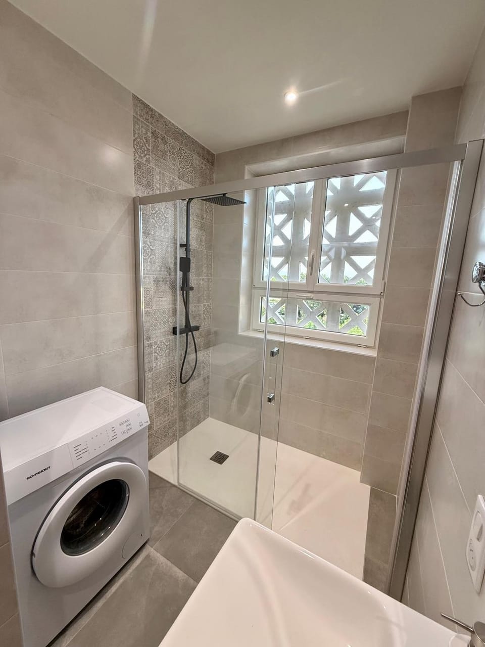 Shower, Bathroom, towels, washing machine