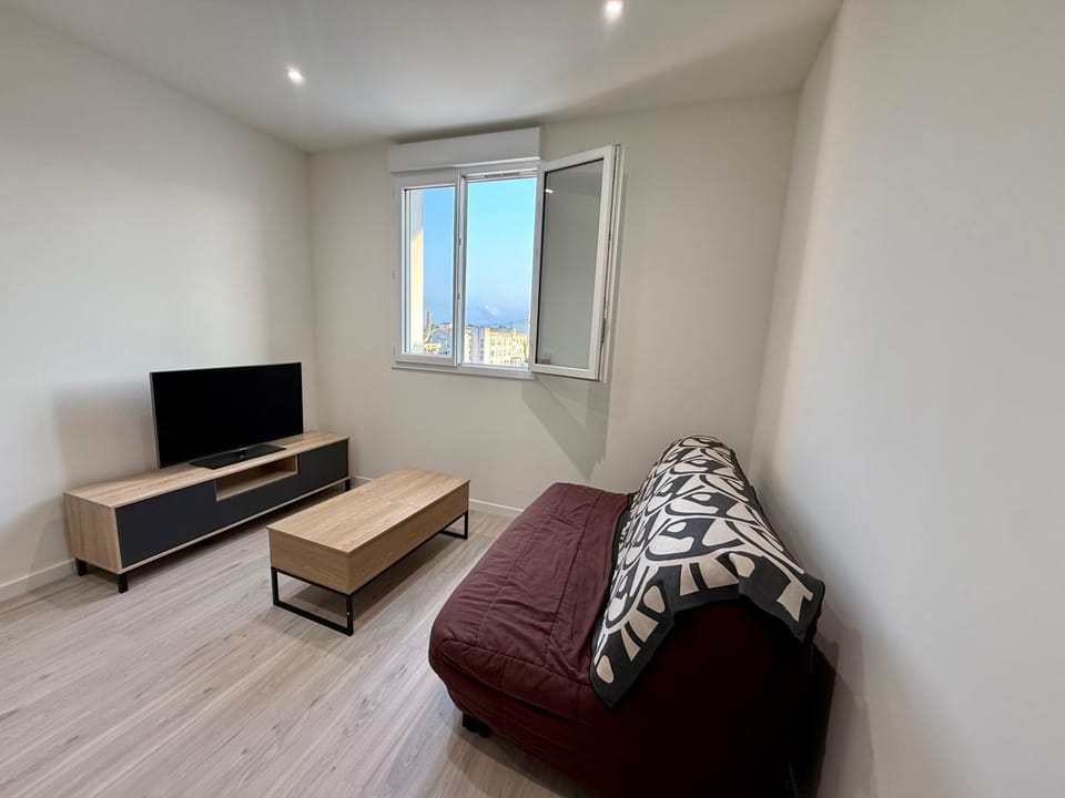 Communal lounge/ TV room, TV and multimedia, Living room