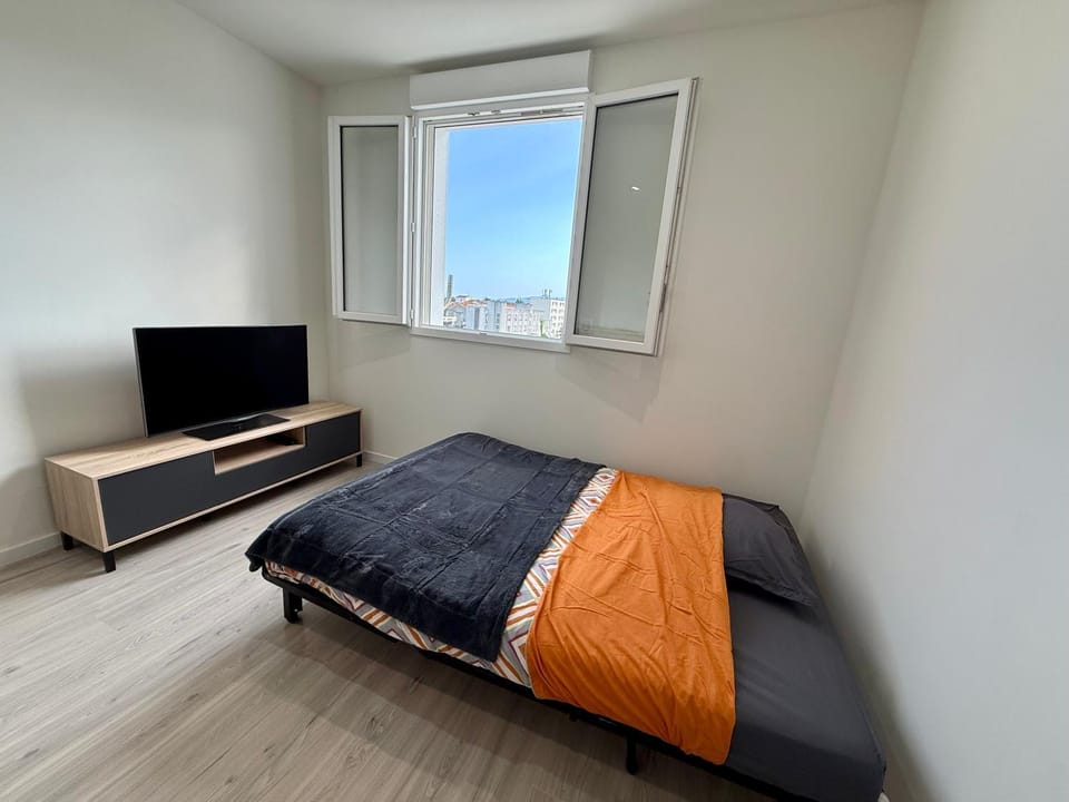 Communal lounge/ TV room, Bed, TV and multimedia