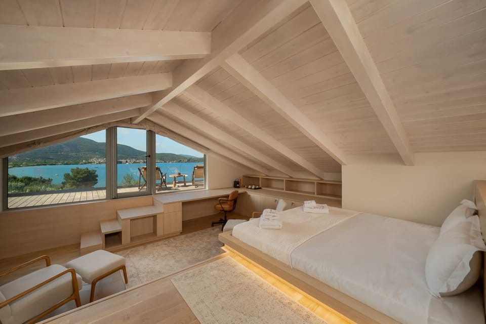 Bed, Natural landscape, Coffee/tea facilities, Photo of the whole room, Bedroom, Sea view, heating, towels, air conditioner