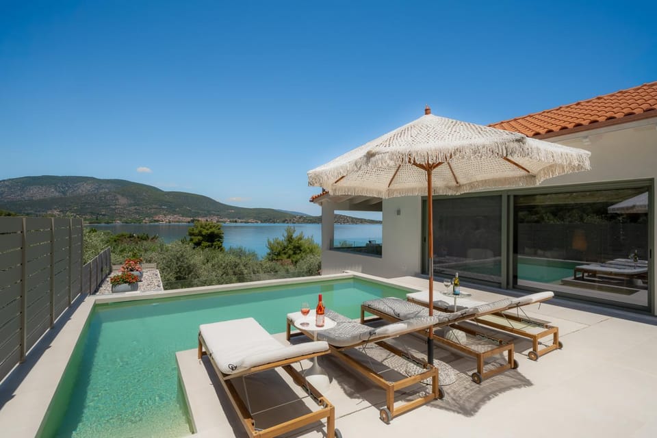 Patio, Day, Pool view, Swimming pool, Swimming pool, sunbed
