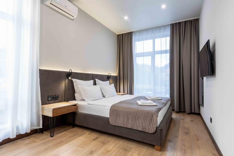 TV and multimedia, Photo of the whole room, Bedroom, Mountain view, air conditioner