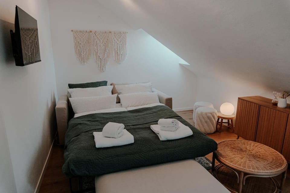 Bed, TV and multimedia, Living room, Photo of the whole room, towels